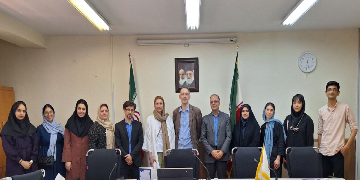 نشست بین‌المللی «انسان معاصر برخط: نگاهی به کتاب کر جادویی» برگزار شد 